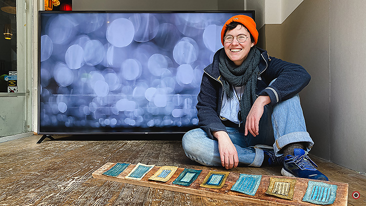 Constanze Zacharias vor dem Fernseher.